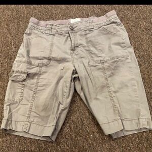 EUC St. Johns Bay Cargo Shorts Womens Size 4P Hiking Outdoor Pockets khaki